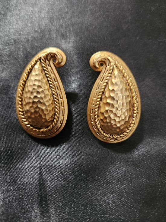 Oscar de la Renta Jewelry - Oscar de la Renta Gold Hammered Teardrop Paisley Post Earrings